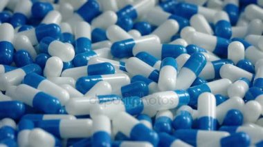 Mavi ve beyaz kapsül dönen yığını