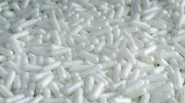 Dönen beyaz ilaç kapsül