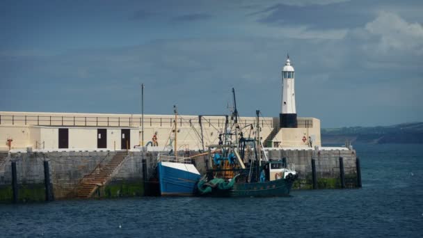 Barco Pesca Amarrado Por Muelle Pequeño Faro — Vídeos de Stock
