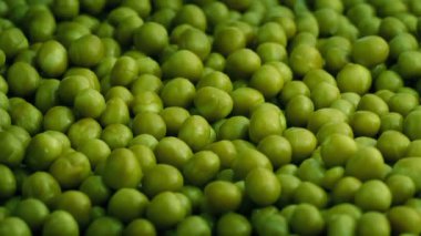 Yeşil bezelye dönen kase