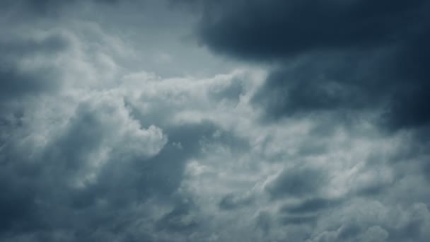 Karanlık Fırtına Bulutları Üzerinde Gökyüzü Hareketli — Stok video
