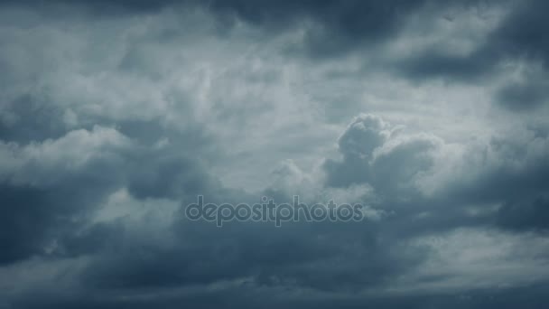 Nubes Moviéndose Lentamente Sobre Cielo Dramático — Vídeo de stock