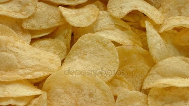 Golden Potato Chips Nahaufnahme — Stockvideo