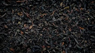 Closeup dönen siyah çay yaprakları