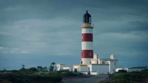 Farol Luz Solar Dramática Noite — Vídeo de Stock