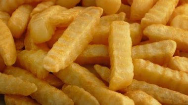Dönen Closeup istasyonlu Krinkıl kesimli patates kızartması