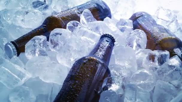 Lumières colorées clignotant sur les bières dans la glace 