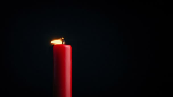 Rote Kerze Flackert Dunkeln — Stockvideo