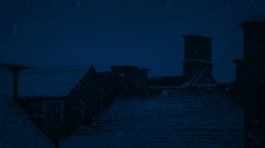 Gece kar fırtınası çatı üstleri