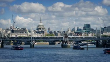 Köprüde Thames geçen tren