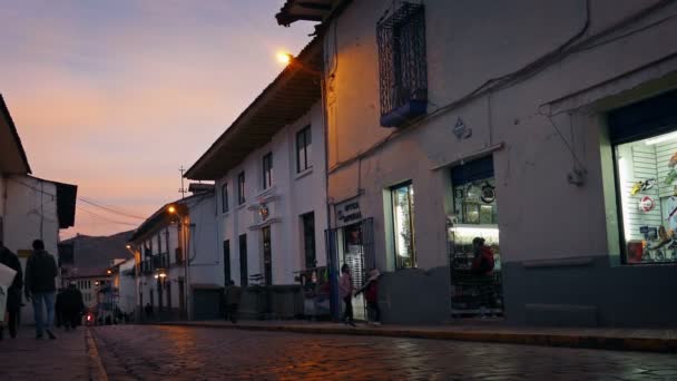镇路在黄昏与路过的公共汽车 秘鲁库斯科 2017年6月 — 图库视频影像