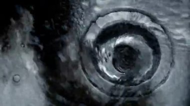 Siyah bir madde lavabo yıkar