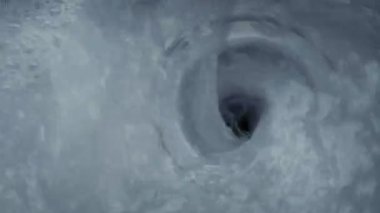 Beyaz madde lavabo yıkar