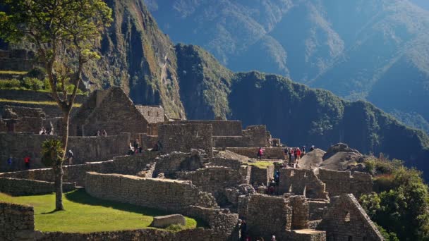 Gente Camina Alrededor Ruinas Antiguas Las Montañas — Vídeos de Stock