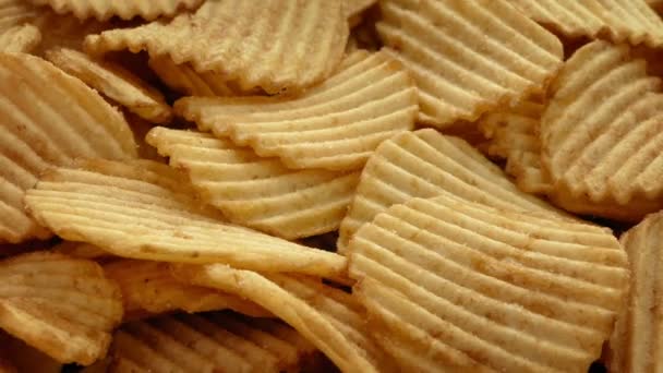 Ridge Gesneden Aardappel Chips — Stockvideo