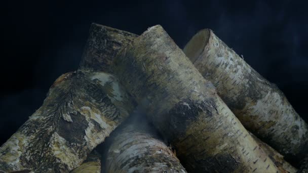 Log Pile Começa Fumar Noite — Vídeo de Stock