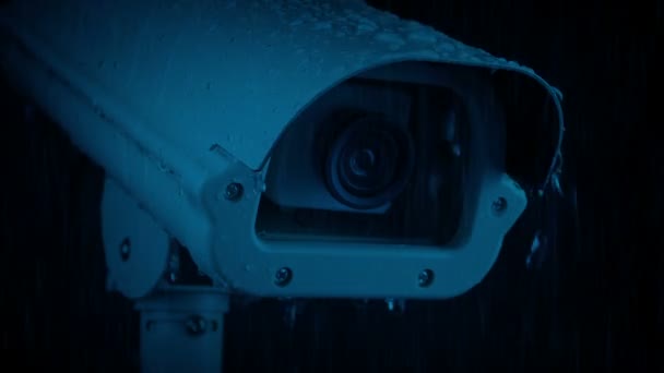Κοντινό Πλάνο Του Cctv Κάμερα Στη Βροχή Βράδυ — Αρχείο Βίντεο