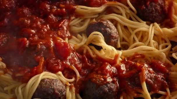 Saus Pasta Yang Dituang Atas Spaghetti Dan Bakso — Stok Video