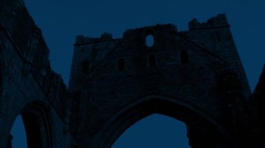 Eski manastır kalıntıları geceleri