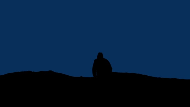 Hombre Camina Sobre Colina Noche — Vídeo de stock