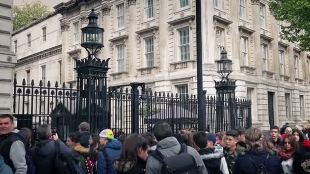 Multitud Afuera Del Número Downing Street Londres Inglaterra Mayo 2017 — Vídeos de Stock