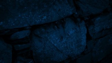 Eski taş duvar geceleri hareketli