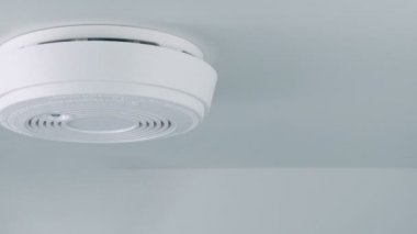 Yangın alarmı duman geçen odayı dolduruyor