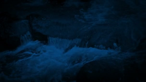 Big Mountain River Fluye Sobre Rocas Por Noche — Vídeo de stock