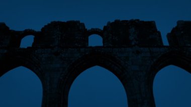 Geceleri Ortaçağ kalıntıları