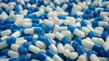 İlaç kapsül yığını hareket