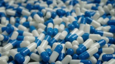 İlaç kapsül yığınına dökme