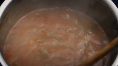 Sebze Güveç Closeup karıştırma