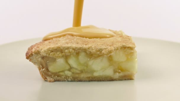 奶油蛋糕倒在苹果派上 — 图库视频影像