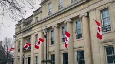 Kanada Büyükelçilik Binası bayraklı