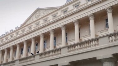 Düşen kar ile klasik bina