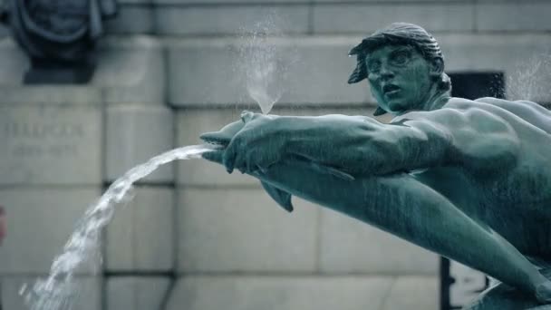 Les Gens Marchent Fontaine Eau Passé — Video