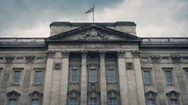 Buckingham Sarayı'na açık bayrak üfleme