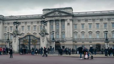 Buckingham Sarayı Gates ile soğuk günde birçok turist. Londra, İngiltere, Şubat 2017