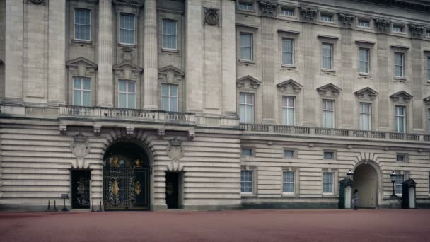 Buckingham Palace Mit Wache Marschieren — Stockvideo
