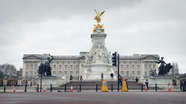 Palácio Buckingham Com Pessoas Ciclista Passando — Vídeo de Stock