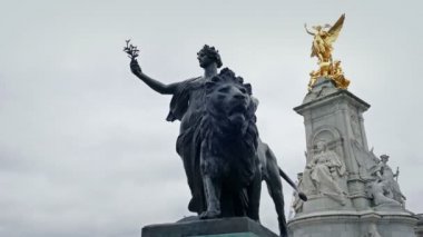 Tarihi heykeller dışında Buckingham Palace