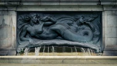 Deniz kızı ile tarihi çeşme