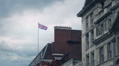 Bayrak üfleme ile tipik Londra binalar