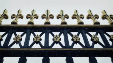 Düşen kar ile geçen süslü Metal korkuluk
