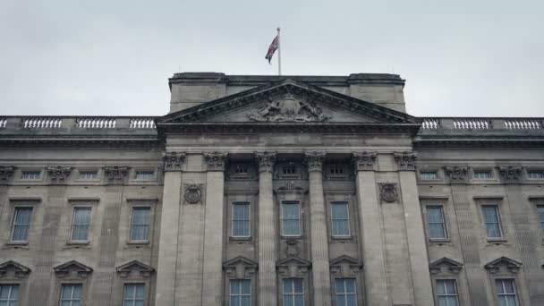 Przesuwać Widok Pałacu Buckingham Jak Spadnie Śnieg — Wideo stockowe
