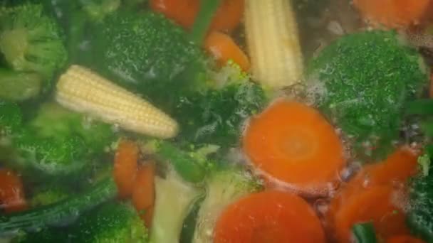混合蔬菜在沸水中烹调 — 图库视频影像