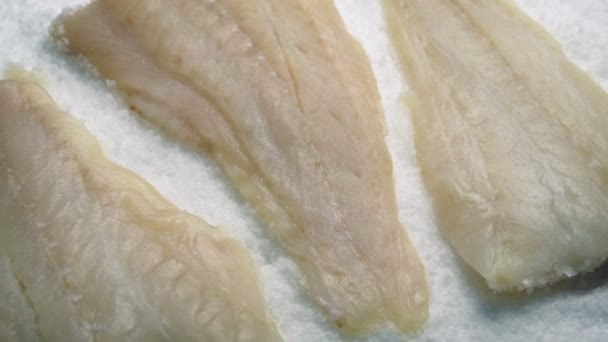 Pasando Filetes Bacalao Sobre Hielo — Vídeos de Stock