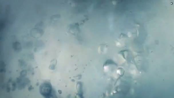 沸腾的水冒泡特写 — 图库视频影像