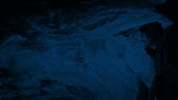 Ondas Oceânicas Enormes Esmagar Contra Rochas Noite — Vídeo de Stock