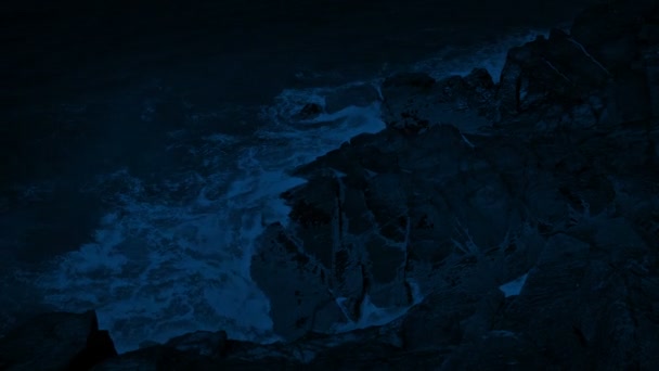 Büyük Kayaların Üzerinden Geceleri Kırma Dalgalar — Stok video